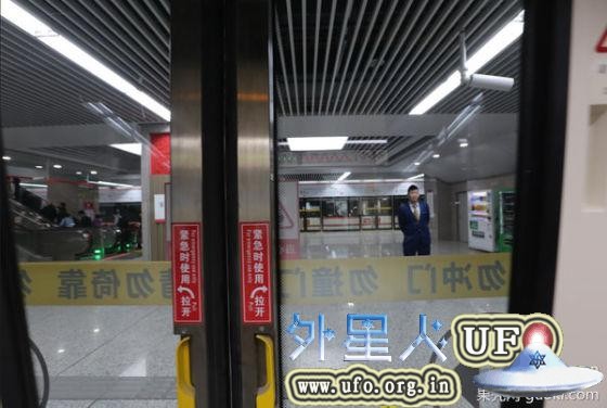 屏蔽门内部，车门尚未关闭时，可以看到把手的样子。 第1张
