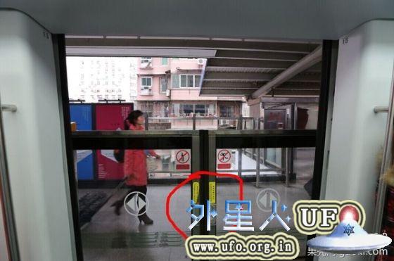 半高安全门，同样有紧急把手。 第2张