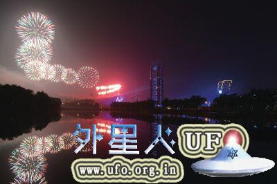 焰火在龙形水系倒映出绚丽美景。新华社发 第2张