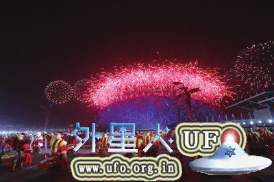 击鼓表演与焰火交相辉映。京华时报记者王海欣摄 第3张