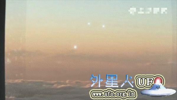 飞机乘客拍到3个UFO 发出亮光时快时慢的图片