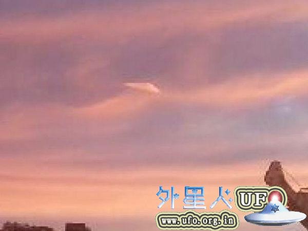 GregYoung拍到三角形UFO飞过澳大利亚图文巴Toowoomba2015年6月12日