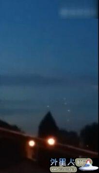 拍到神奇UFO母体分裂成6个光球 路人吓惊呆的图片 第3张 UFO分裂成6个光球 第3张