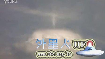 帽状云上移动弯曲的白光UFO