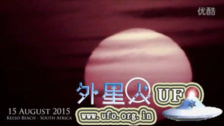 穿过太阳表面的2个巨大UFO的图片