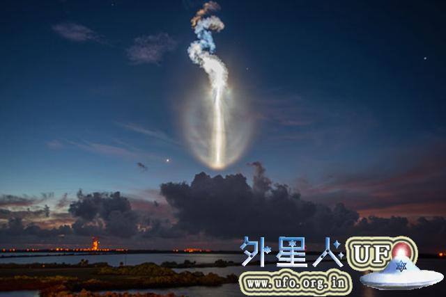 美军火箭夜空中飞行如UFO光临 场面科幻的图片
