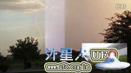 2015年9月10日英格兰北部巨大光柱UFO与闪电的图片