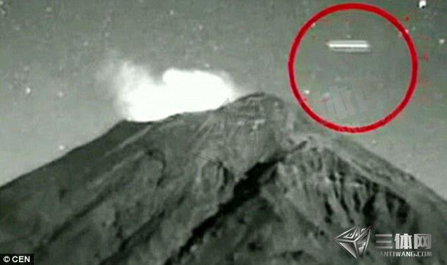 发现UFO在墨西哥火山波波卡特佩特峰上空飞行的图片