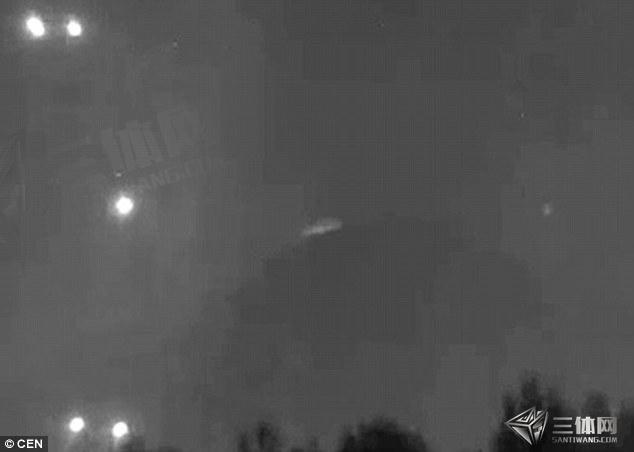 发现UFO在墨西哥火山波波卡特佩特峰上空飞行的图片 第2张