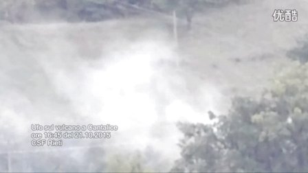 2015年10月21日意大利火山喷发时山间白色移动光球UFO的图片 2015年10月21日意大利火山喷发时山间白色移动光球UFO的图片