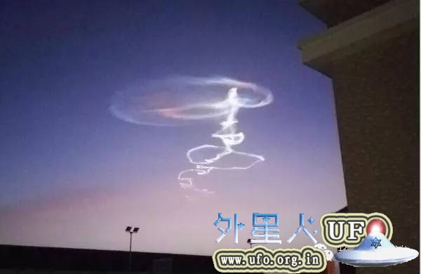 新疆多地网友同时目击巨大UFO奇景2015年11月1日的图片 第1张 2015年11月1日早晨8点新疆多地网友同时目击巨大“UFO”奇景 第1张