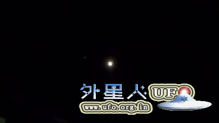 2015年11月25日泰国月亮周围的白色移动光点UFO的图片 2015年11月25日泰国月亮周围的白色移动光点UFO的图片