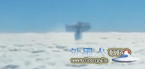 飞机上拍到巨型UFO视频:酷似雷神之锤UFO是真的吗?的图片 传乘客飞机上拍到巨型UFO物体 外形似雷神之锤