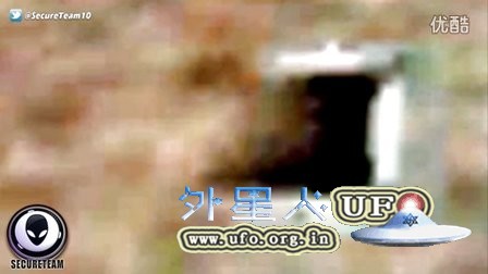 火星地表上的方形出口的图片