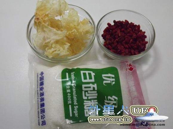 银耳枸杞汤的图片 第1张