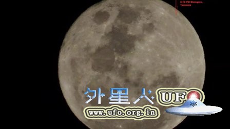 2015年12月25日圣诞夜满月上的UFO的图片