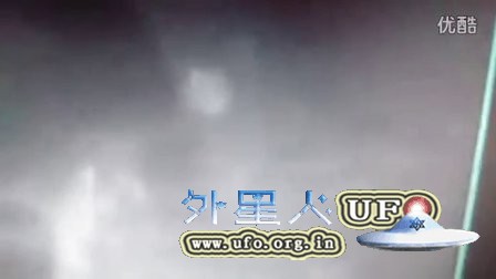 2015年12月27日月亮周围的发光UFO的图片