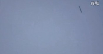 雪茄型UFO上的一串亮点UFO