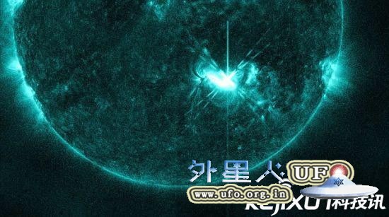 巨型UFO保护地球免受太阳耀斑伤害的图片