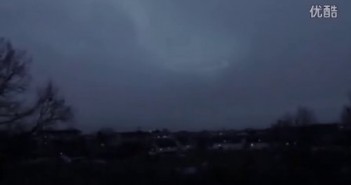 2016年2月乌云中环形发光UFO（真伪自辩）