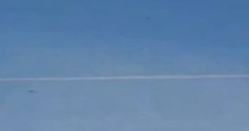 2016年3月拍摄者房子上空尾迹周围多个UFO