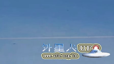 2016年3月拍摄者房子上空尾迹周围多个UFO的图片