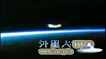 2016年4月5日国际空间站拍到电话听筒样UFO的图片 2016年4月5日国际空间站拍到电话听筒样UFO的图片