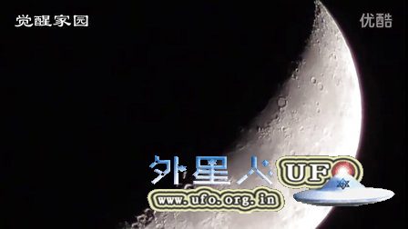2016年4月12日月牙陨石坑中的发光UFO的图片