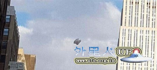 2016年4月2日游客拍到UFO光临美国帝国大厦的图片 第2张