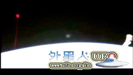 2014年12月5日国际空间站拍到红色光球UFO的图片 2014年12月5日国际空间站拍到红色光球UFO的图片