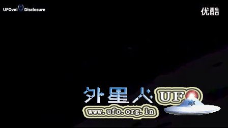 土卫八陨坑中的UFO的图片