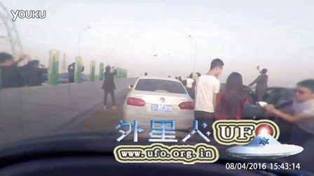 2016年4月8日广州UFO低空飞过众多围观群众的图片