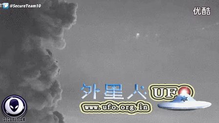 2016年4月8日印度尼西亚锡纳朋火山喷发时拍到三个悬停的UFO的图片 2016年4月8日印度尼西亚锡纳朋火山喷发时拍到三个悬停的UFO的图片