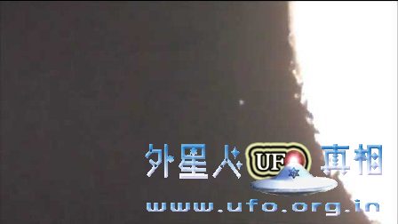 不明飞行物在月球的黑暗面消失! UFO观察的图片 不明飞行物在月球的黑暗面消失! UFO观察的图片
