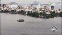 巨大UFO惊现巴西,直升机抵近跟拍,其在民众的围观中飞升而去的图片 巨大UFO惊现巴西,直升机抵近跟拍,其在民众的围观中飞升而去的图片