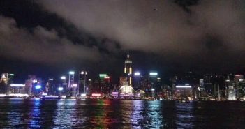 雷尔利安在维多利亚港拍到的飞碟