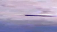 国外男子拍摄飞机时拍到UFO,飞机乘客也拍到同样画面的图片 国外男子拍摄飞机时拍到UFO,飞机乘客也拍到同样画面的图片