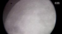 两UFO编队飞越月球的图片