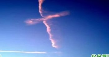 天空中拍摄到的十字架云