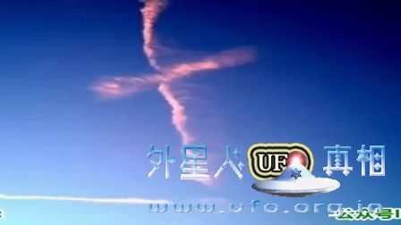 天空中拍摄到的十字架云的图片
