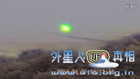 半空中的绿色强光UFO逐渐变暗消失的图片