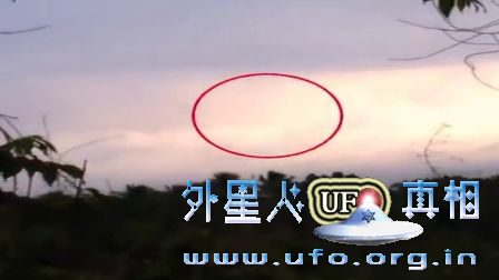 两段高速白色光球UFO视频的图片