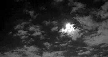 UFO出现在夜空之中