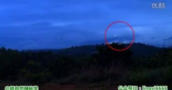 实拍天空中高速飞行的神秘光球UFO