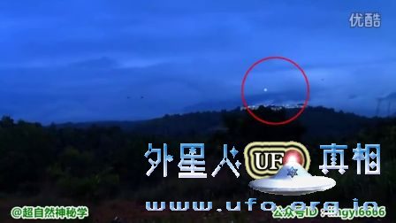 实拍天空中高速飞行的神秘光球UFO的图片