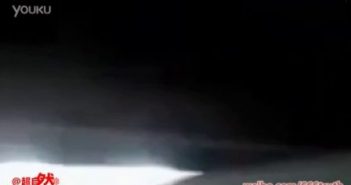 实拍天空中出现的神秘飞棍UFO