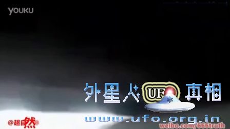 实拍天空中出现的神秘飞棍UFO的图片