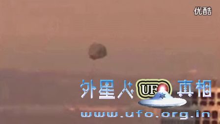 2015年洛杉矶上空悬浮翻滚的陨石状UFO的图片 2015年洛杉矶上空悬浮翻滚的陨石状UFO的图片