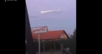 实拍在天空180度转弯飞行的诡异火球UFO