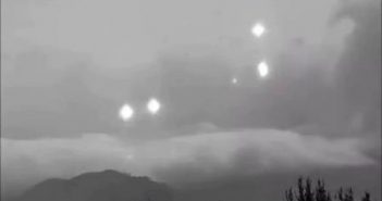 UFO舰队在空中跳舞 舞姿曼妙